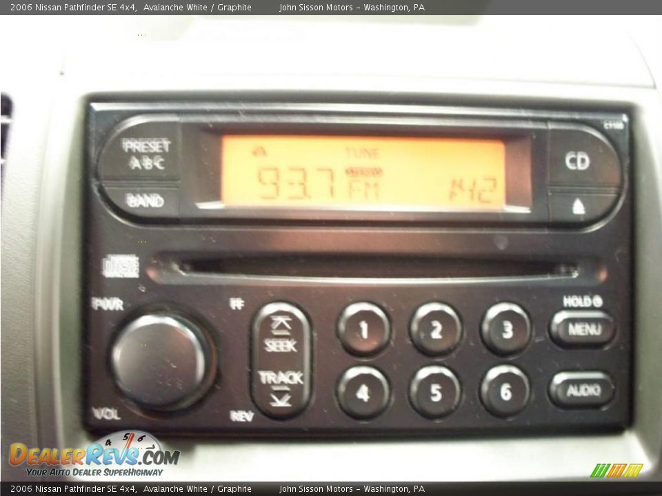 2006 Nissan Pathfinder SE 4x4 Avalanche White / Graphite Photo #18