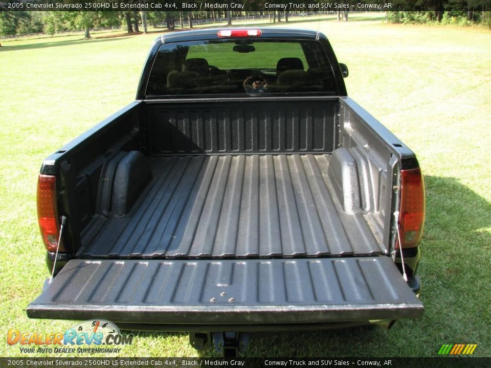 2005 Chevrolet Silverado 2500HD LS Extended Cab 4x4 Black / Medium Gray Photo #9