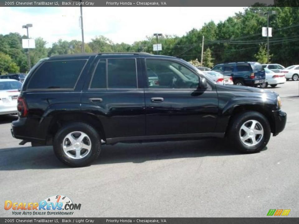2005 Chevrolet TrailBlazer LS Black / Light Gray Photo #6