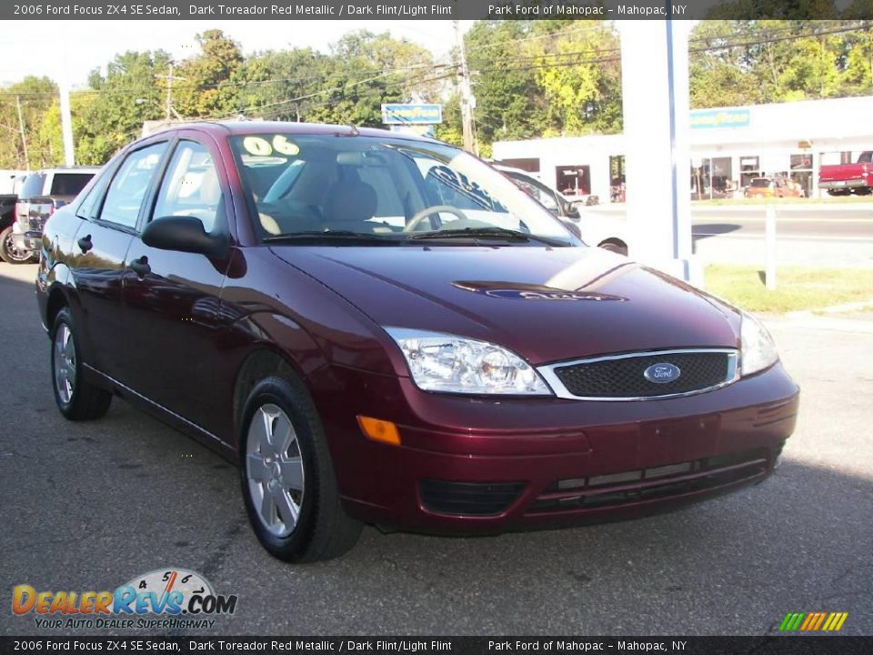 2006 Ford Focus ZX4 SE Sedan Dark Toreador Red Metallic / Dark Flint/Light Flint Photo #2