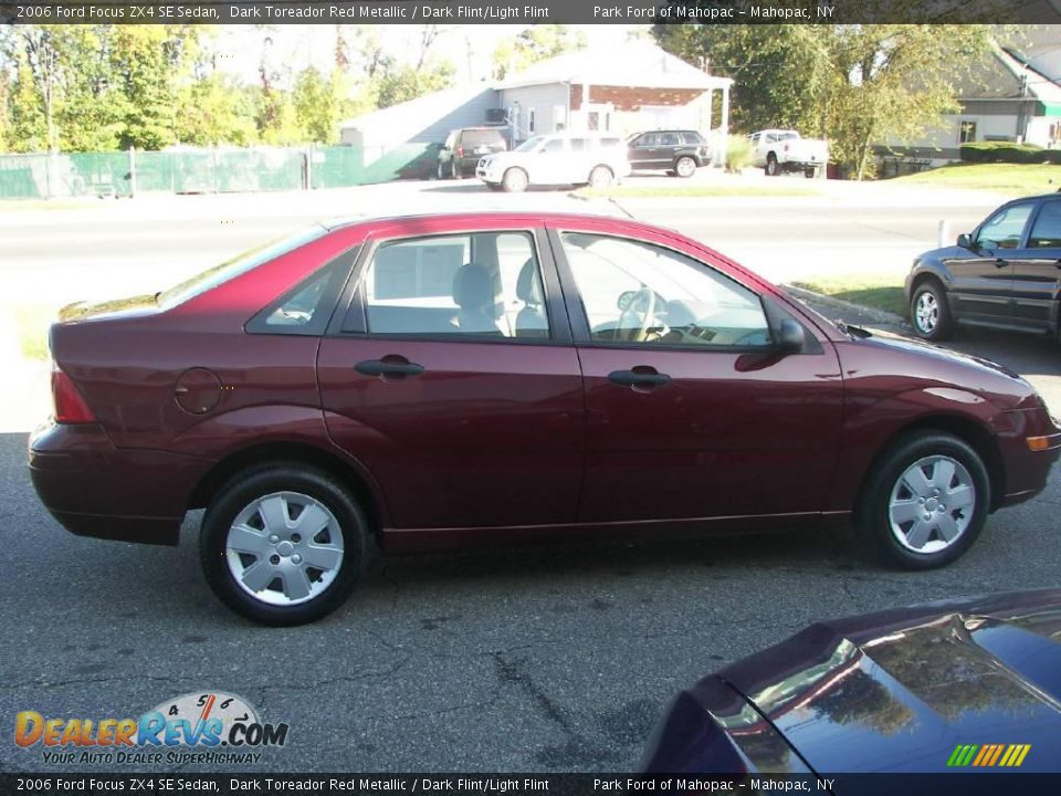 2006 Ford Focus ZX4 SE Sedan Dark Toreador Red Metallic / Dark Flint/Light Flint Photo #16