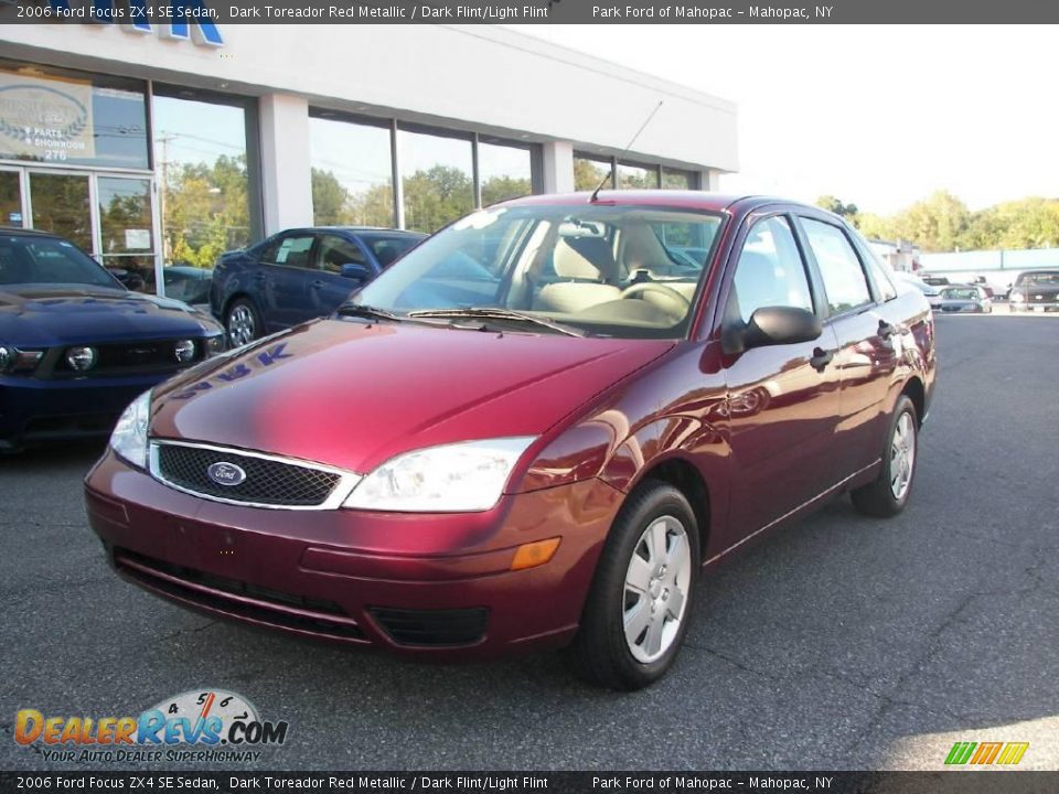 2006 Ford Focus ZX4 SE Sedan Dark Toreador Red Metallic / Dark Flint/Light Flint Photo #17