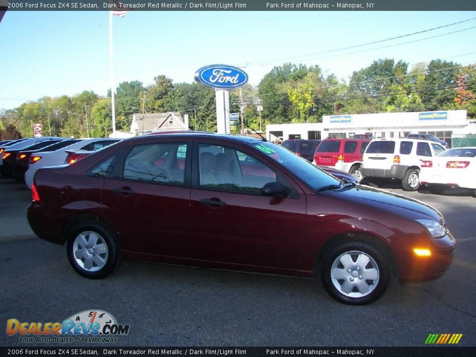 2006 Ford Focus ZX4 SE Sedan Dark Toreador Red Metallic / Dark Flint/Light Flint Photo #20