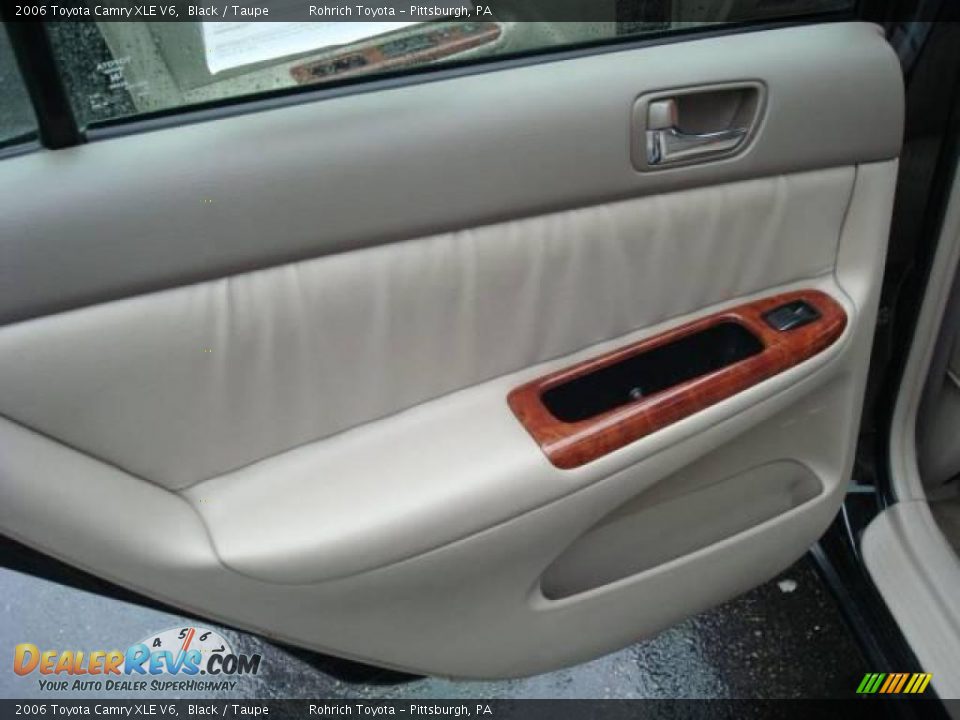 2006 Toyota Camry XLE V6 Black / Taupe Photo #13