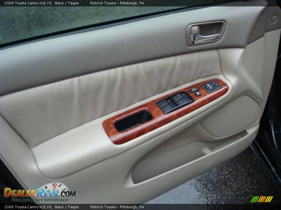 2006 Toyota Camry XLE V6 Black / Taupe Photo #14