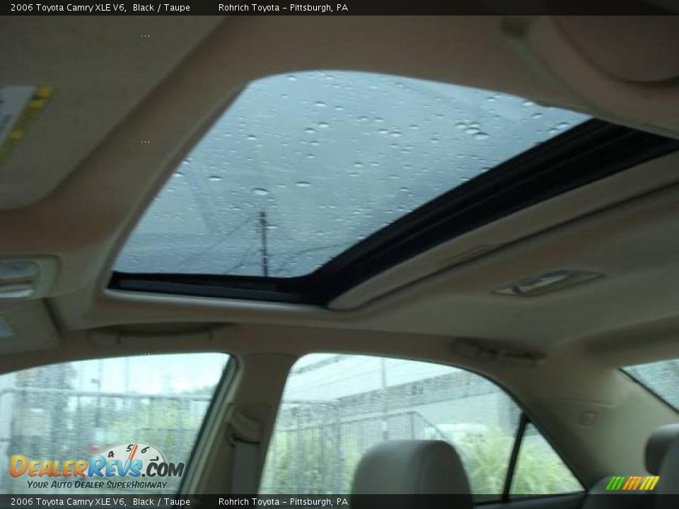 2006 Toyota Camry XLE V6 Black / Taupe Photo #16