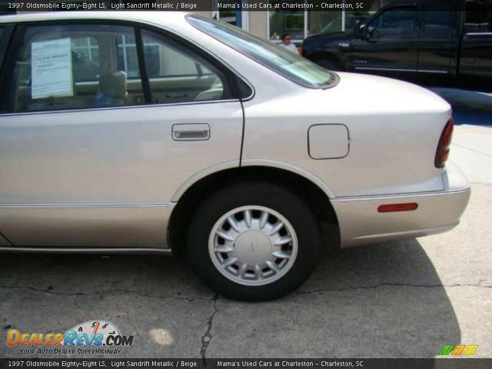 1997 Oldsmobile Eighty-Eight LS Light Sandrift Metallic / Beige Photo #23