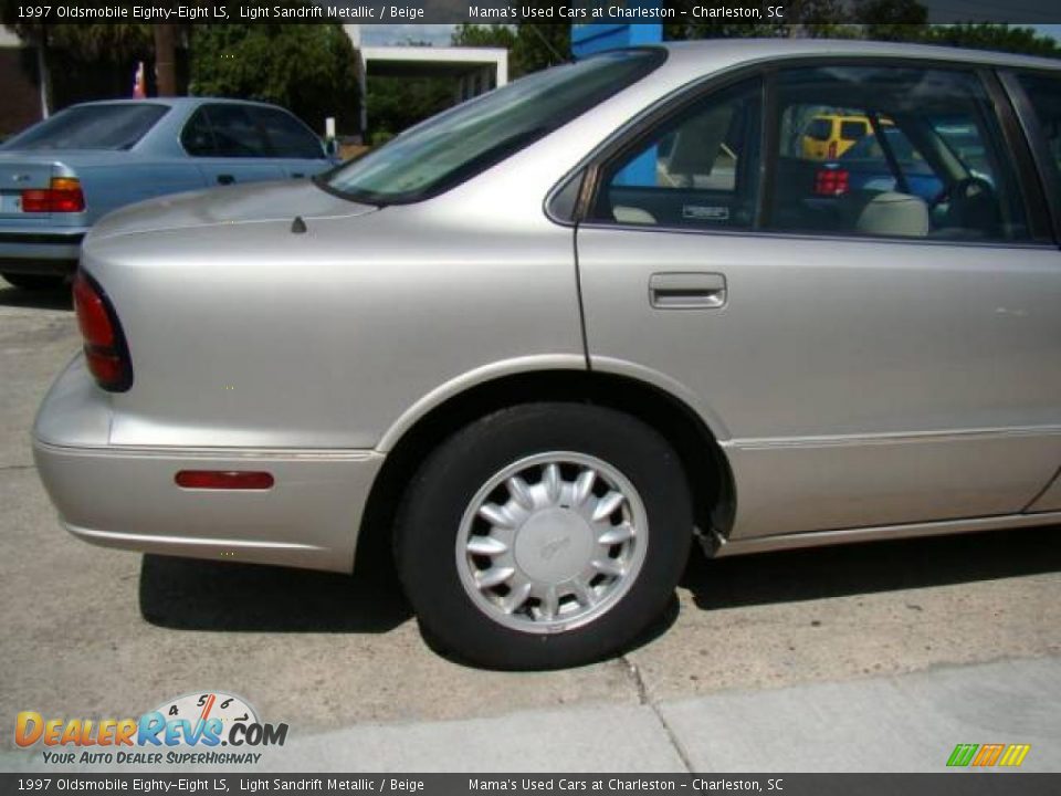 1997 Oldsmobile Eighty-Eight LS Light Sandrift Metallic / Beige Photo #24