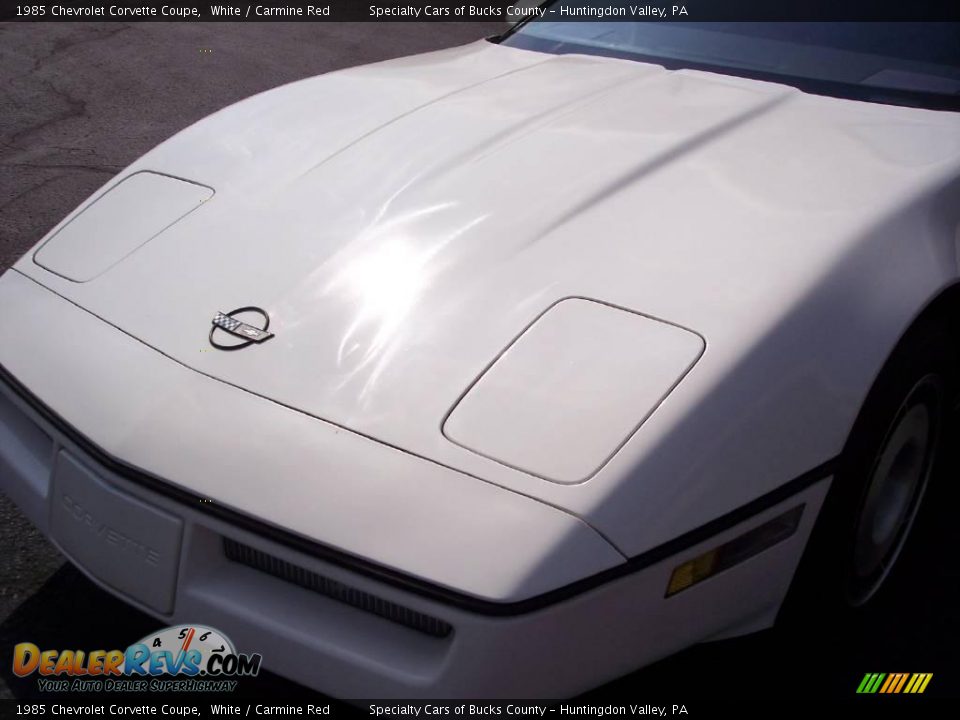 1985 Chevrolet Corvette Coupe White / Carmine Red Photo #16