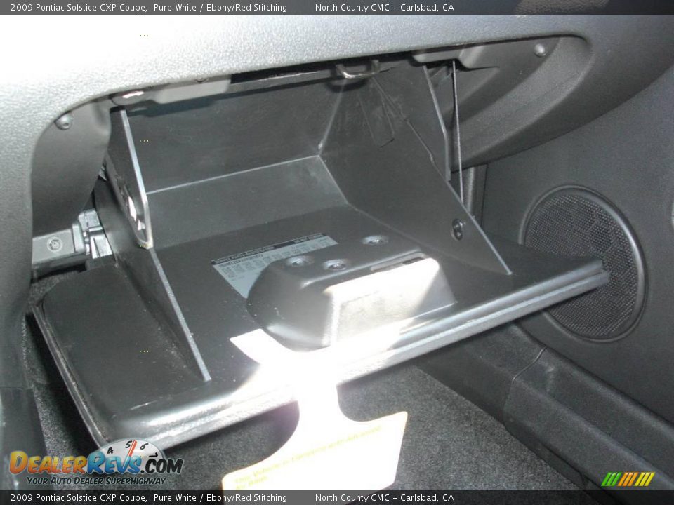 2009 Pontiac Solstice GXP Coupe Pure White / Ebony/Red Stitching Photo #14