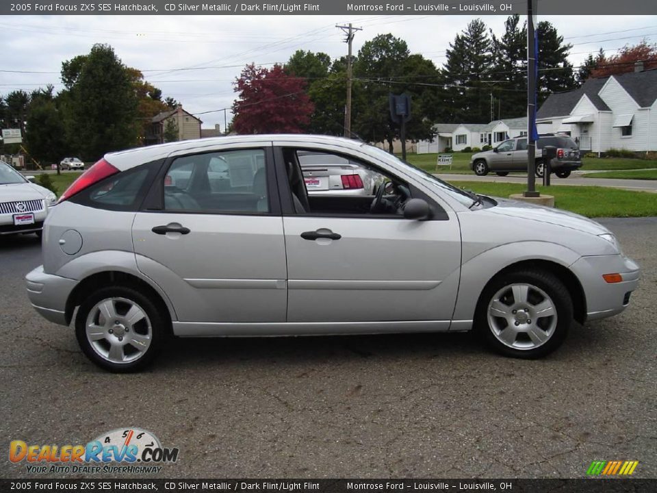 2005 Ford Focus ZX5 SES Hatchback CD Silver Metallic / Dark Flint/Light Flint Photo #6