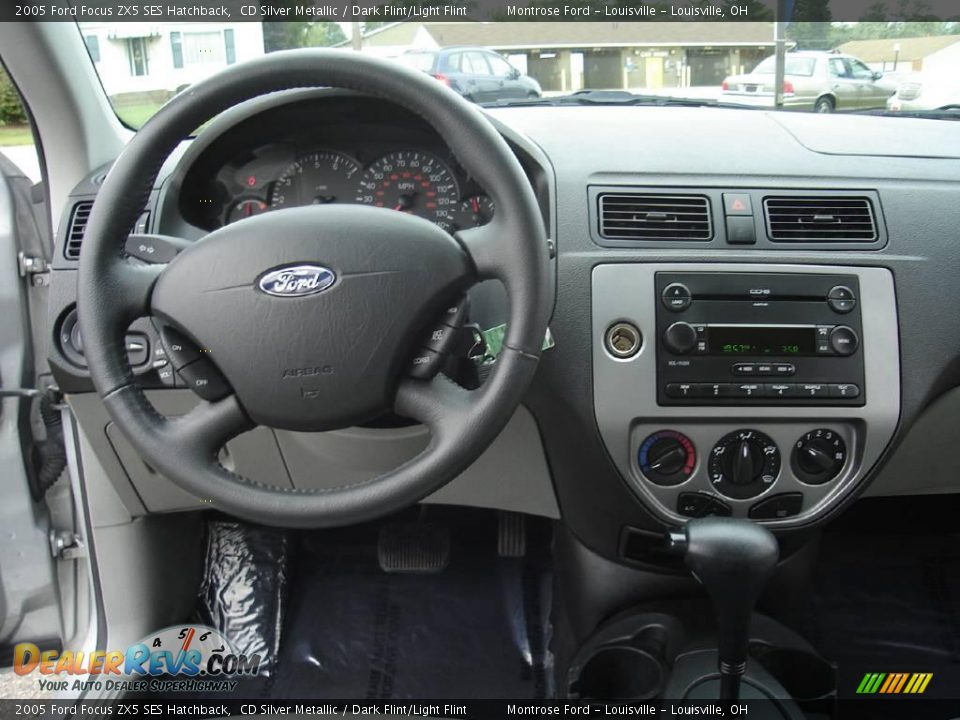 2005 Ford Focus ZX5 SES Hatchback CD Silver Metallic / Dark Flint/Light Flint Photo #16