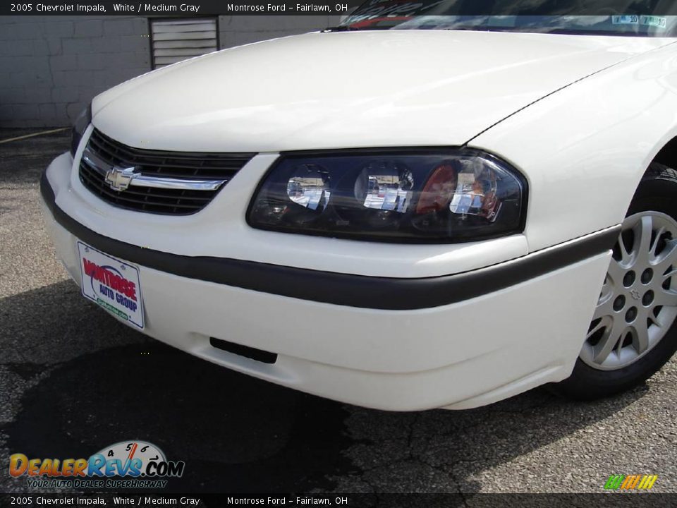 2005 Chevrolet Impala White / Medium Gray Photo #9