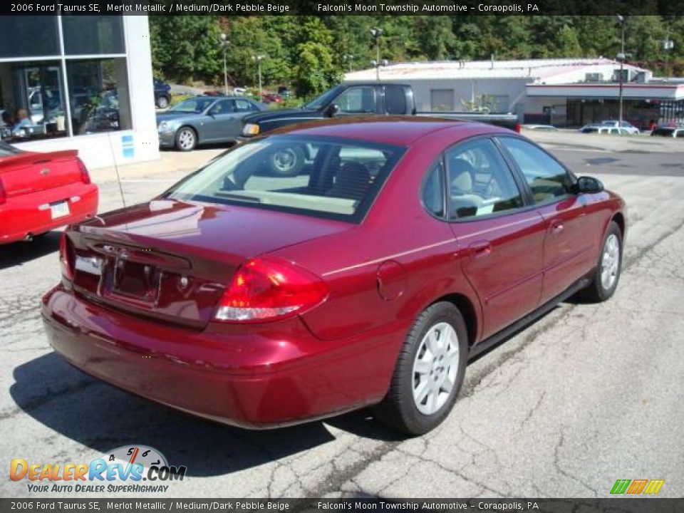 2006 Ford Taurus SE Merlot Metallic / Medium/Dark Pebble Beige Photo #2