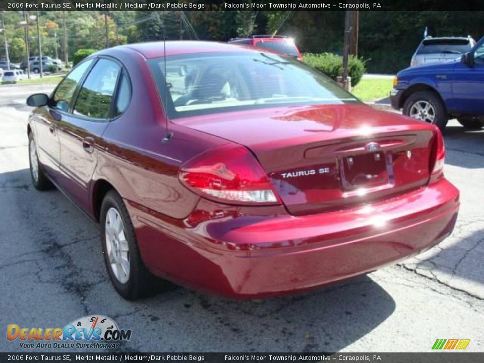2006 Ford Taurus SE Merlot Metallic / Medium/Dark Pebble Beige Photo #4