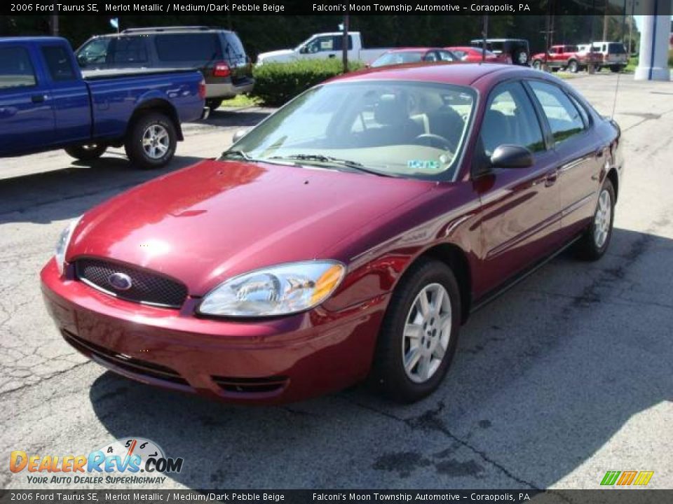 2006 Ford Taurus SE Merlot Metallic / Medium/Dark Pebble Beige Photo #5