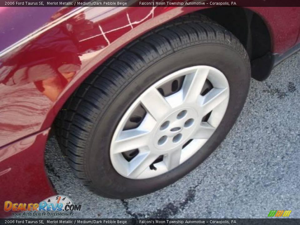 2006 Ford Taurus SE Merlot Metallic / Medium/Dark Pebble Beige Photo #7