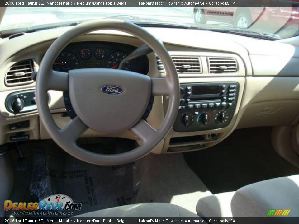 2006 Ford Taurus SE Merlot Metallic / Medium/Dark Pebble Beige Photo #10