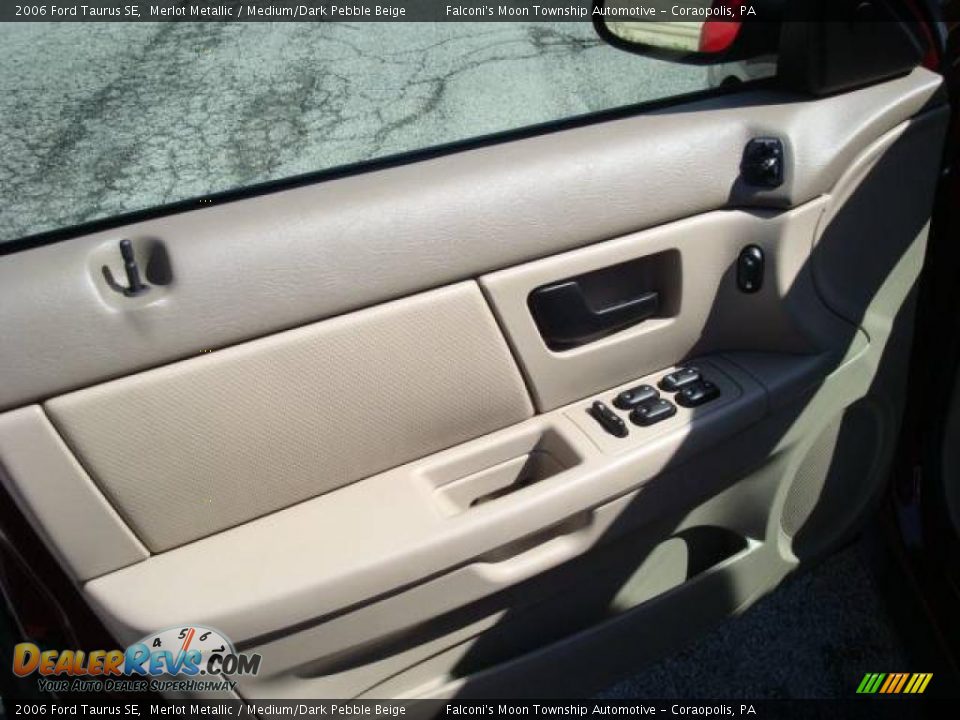 2006 Ford Taurus SE Merlot Metallic / Medium/Dark Pebble Beige Photo #11