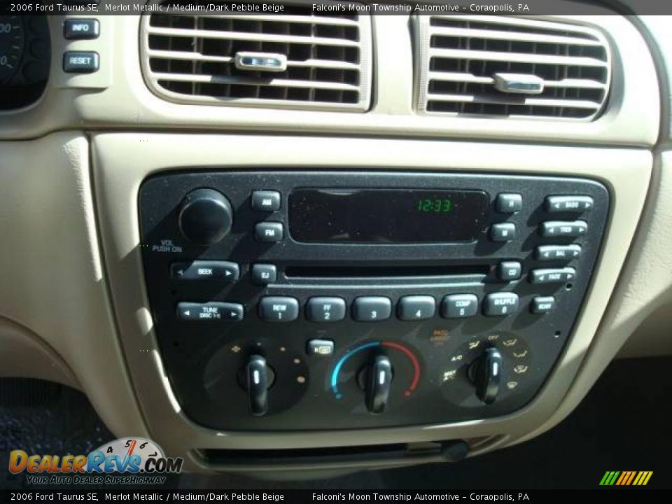 2006 Ford Taurus SE Merlot Metallic / Medium/Dark Pebble Beige Photo #13