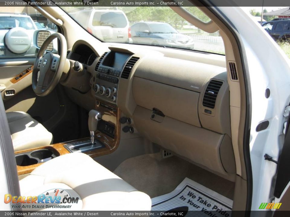 2006 Nissan Pathfinder LE Avalanche White / Desert Photo #21