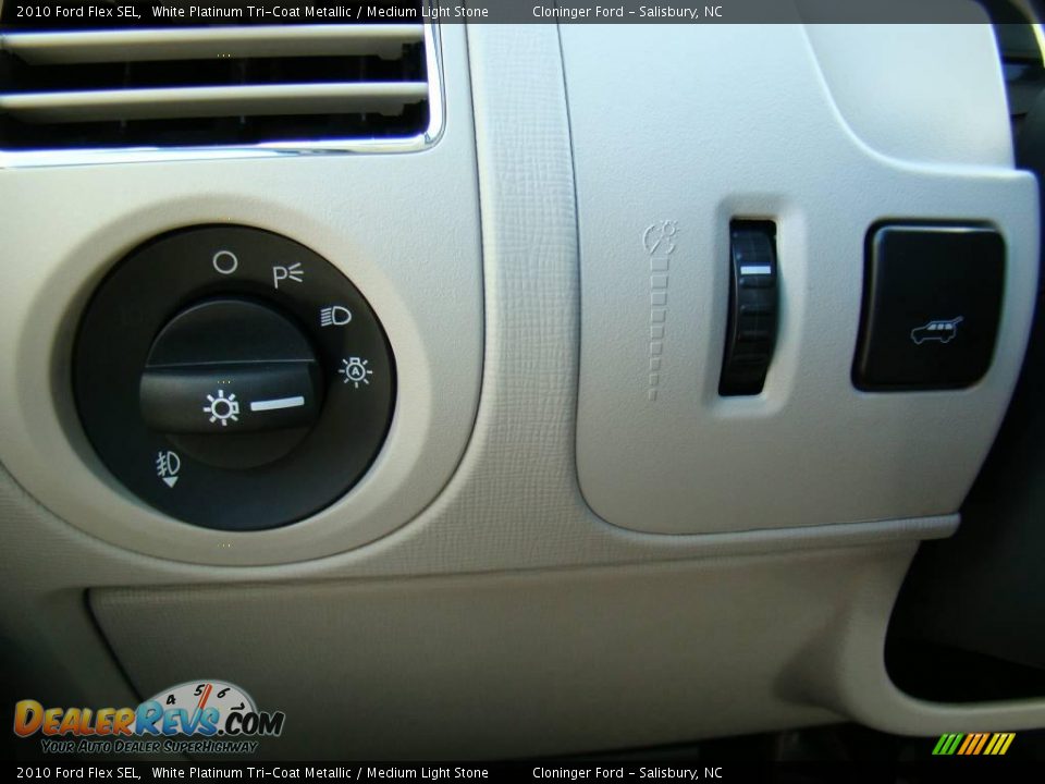 2010 Ford Flex SEL White Platinum Tri-Coat Metallic / Medium Light Stone Photo #33