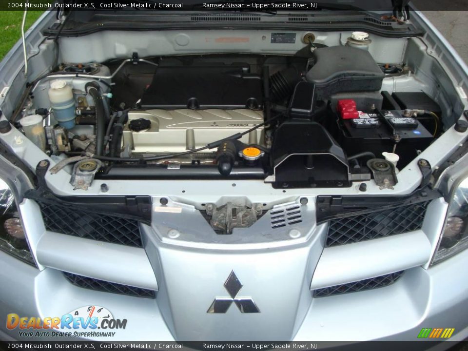 2004 Mitsubishi Outlander XLS Cool Silver Metallic / Charcoal Photo #27