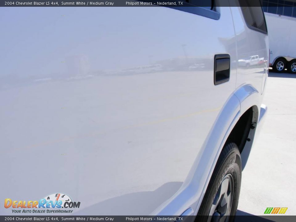 2004 Chevrolet Blazer LS 4x4 Summit White / Medium Gray Photo #23