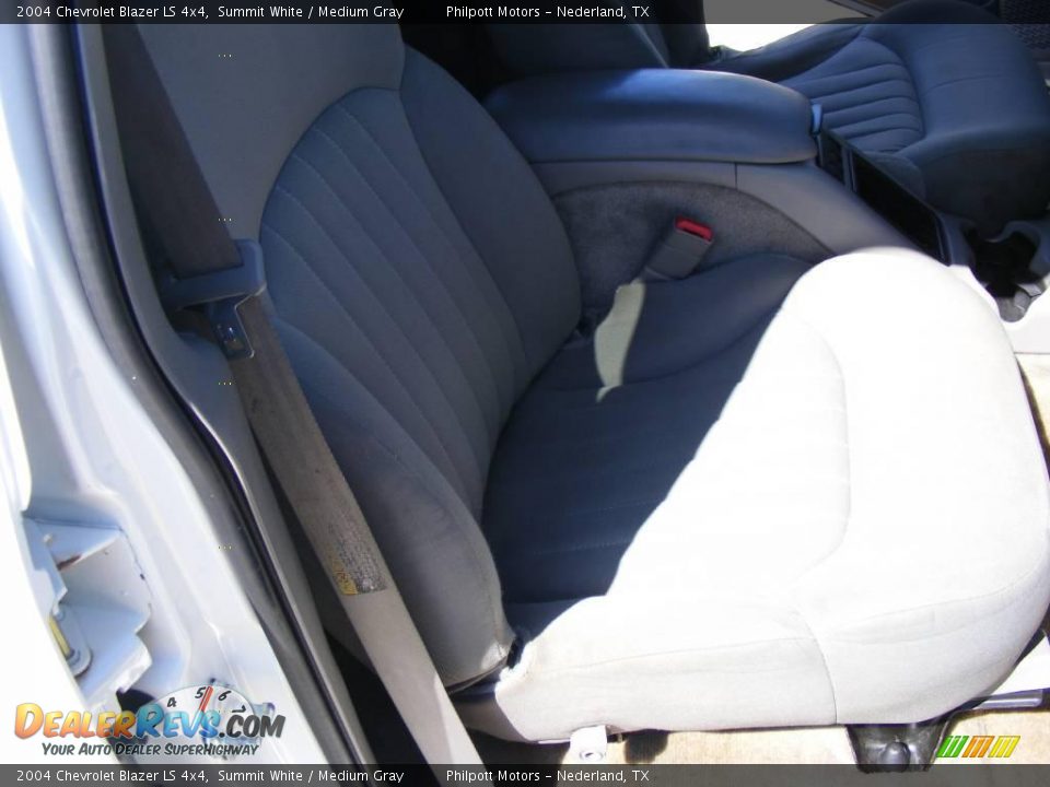 2004 Chevrolet Blazer LS 4x4 Summit White / Medium Gray Photo #27
