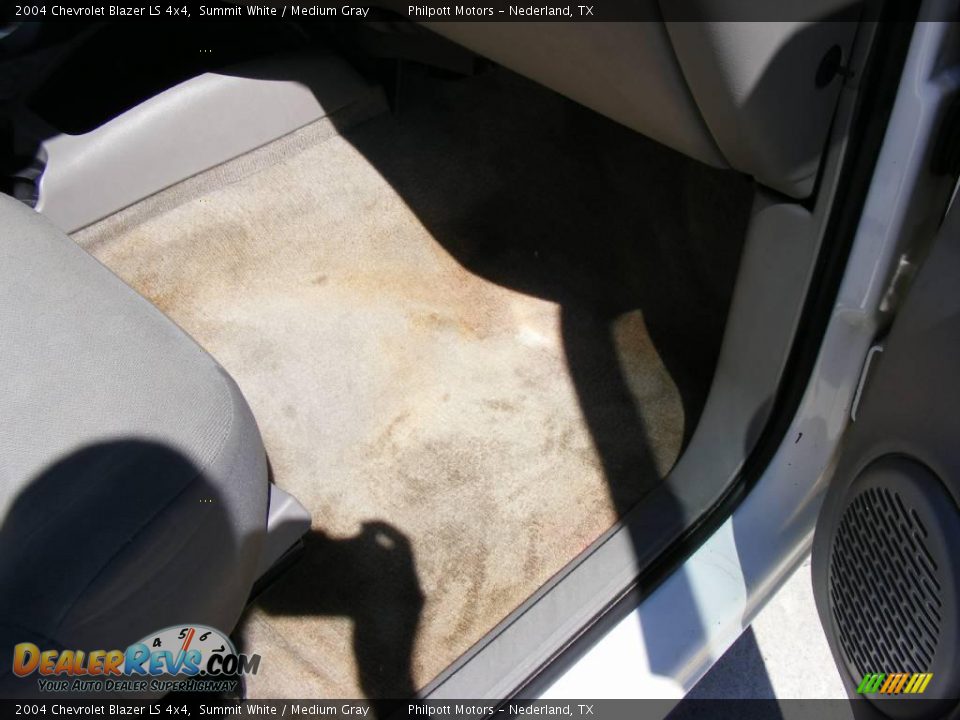 2004 Chevrolet Blazer LS 4x4 Summit White / Medium Gray Photo #28