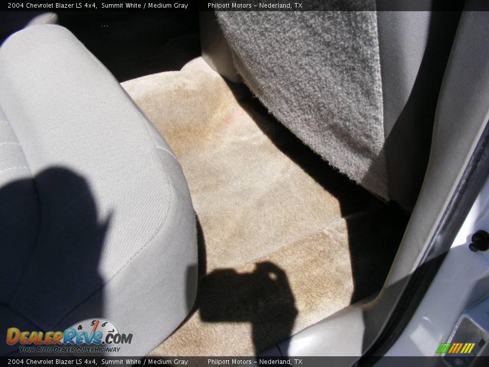 2004 Chevrolet Blazer LS 4x4 Summit White / Medium Gray Photo #31