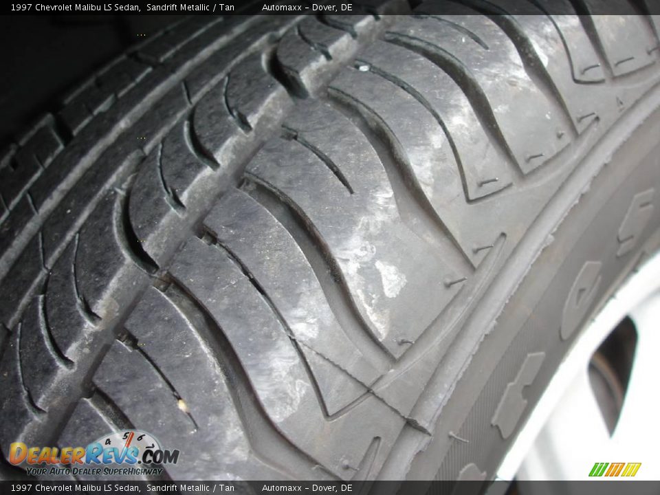 1997 Chevrolet Malibu LS Sedan Sandrift Metallic / Tan Photo #21