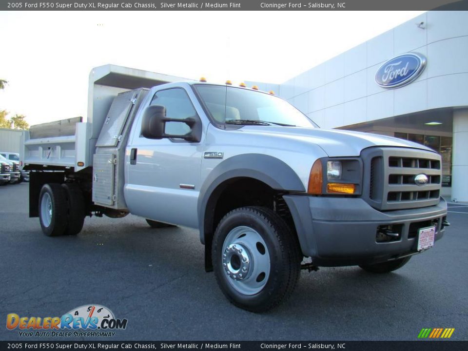 2005 Ford F550 Super Duty XL Regular Cab Chassis Silver Metallic / Medium Flint Photo #1