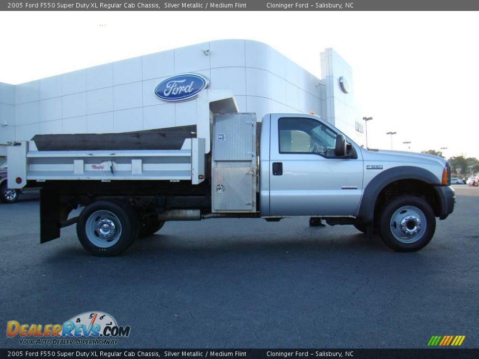 2005 Ford F550 Super Duty XL Regular Cab Chassis Silver Metallic / Medium Flint Photo #2