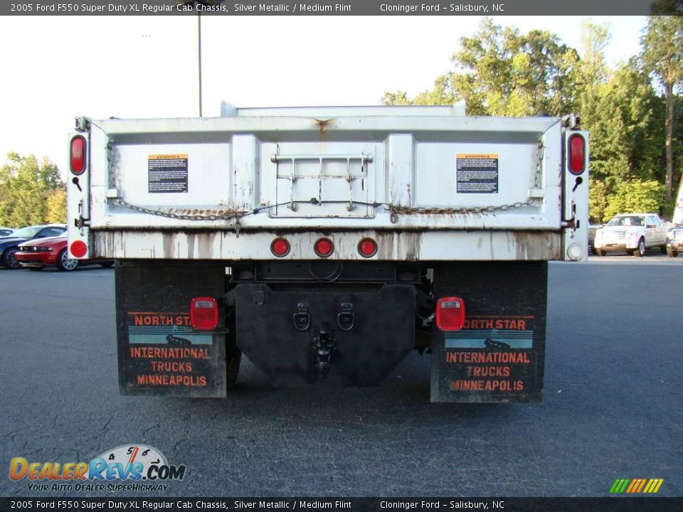 2005 Ford F550 Super Duty XL Regular Cab Chassis Silver Metallic / Medium Flint Photo #4