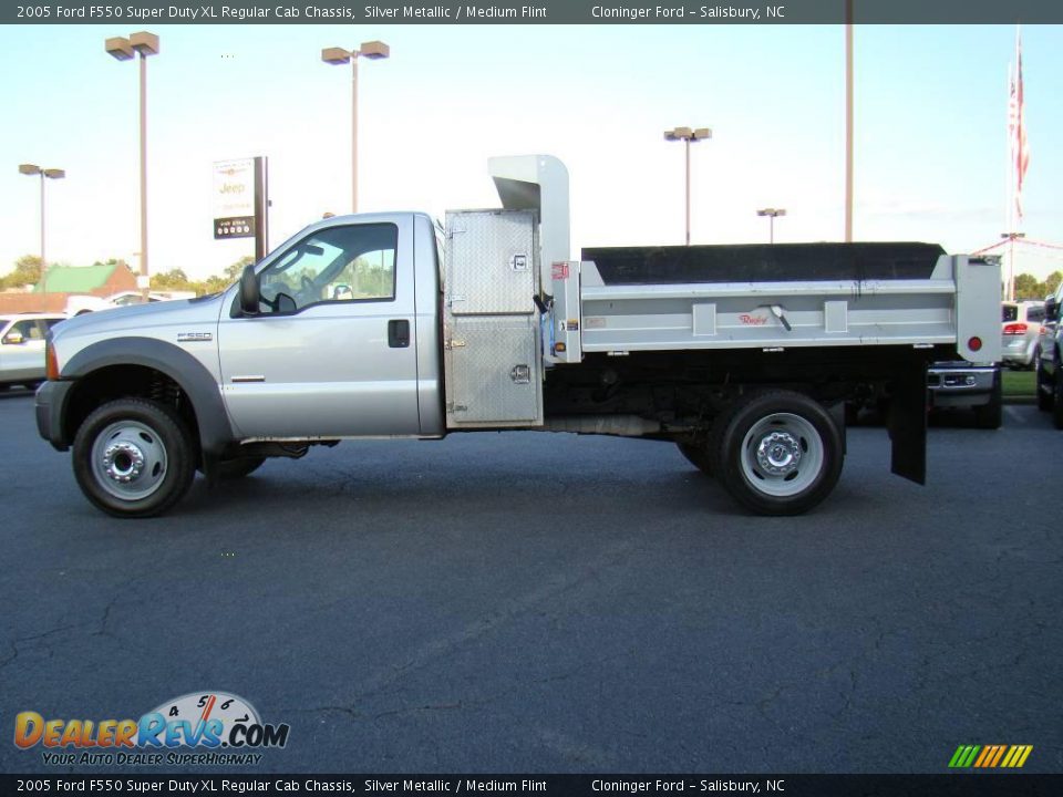 2005 Ford F550 Super Duty XL Regular Cab Chassis Silver Metallic / Medium Flint Photo #5