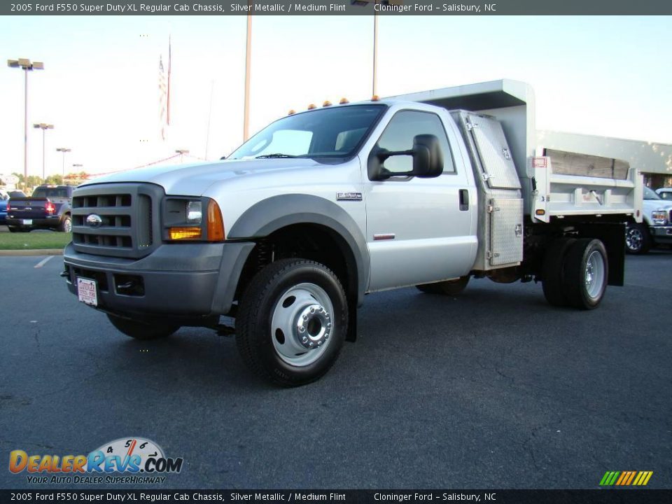 2005 Ford F550 Super Duty XL Regular Cab Chassis Silver Metallic / Medium Flint Photo #6