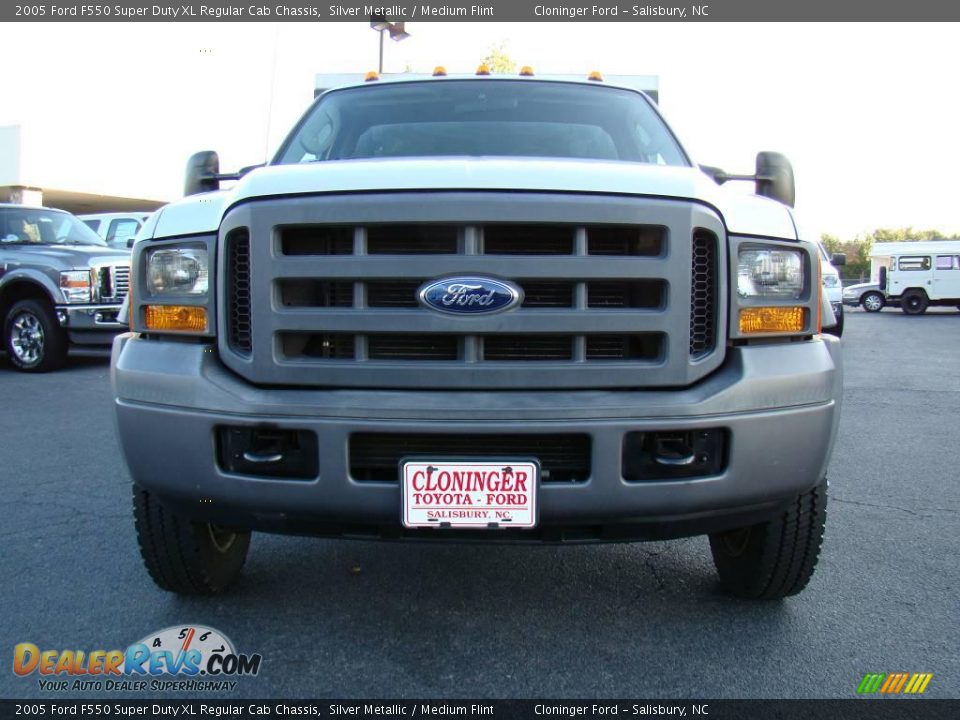 2005 Ford F550 Super Duty XL Regular Cab Chassis Silver Metallic / Medium Flint Photo #7