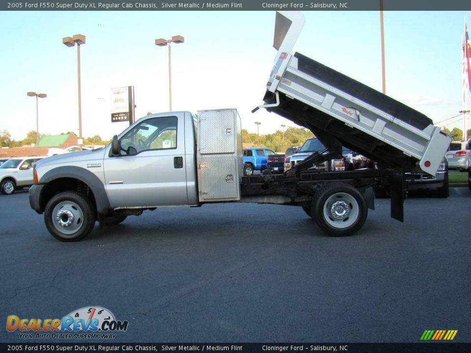 2005 Ford F550 Super Duty XL Regular Cab Chassis Silver Metallic / Medium Flint Photo #9