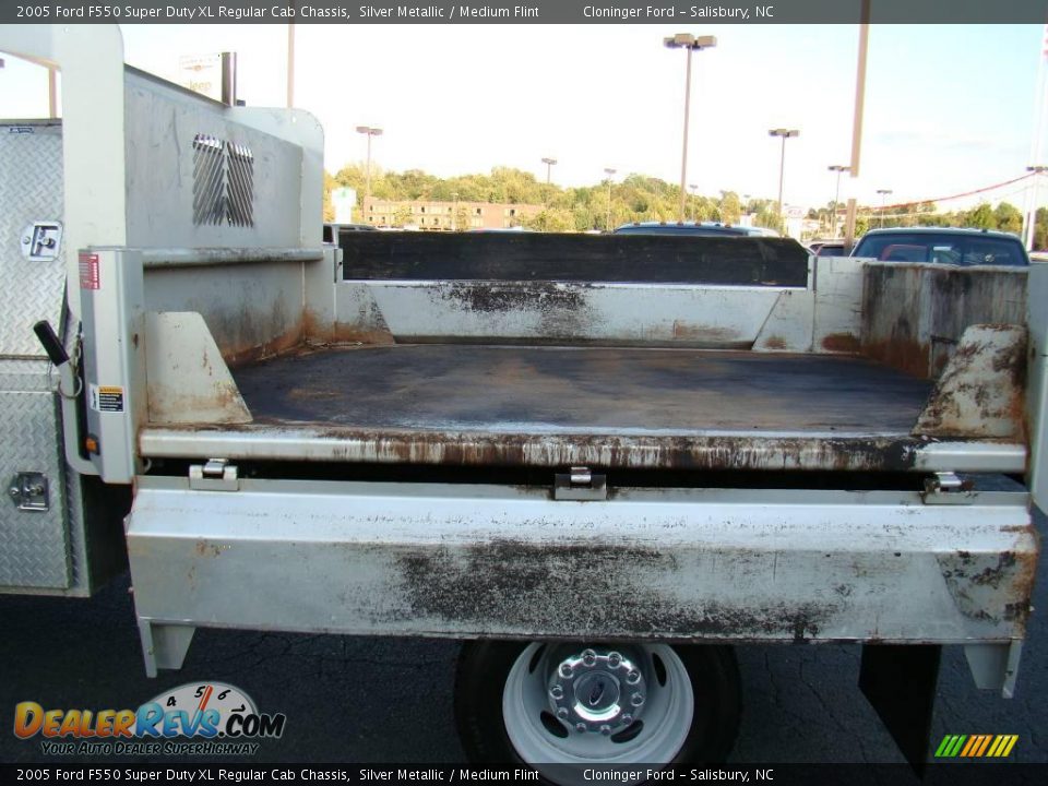 2005 Ford F550 Super Duty XL Regular Cab Chassis Silver Metallic / Medium Flint Photo #12