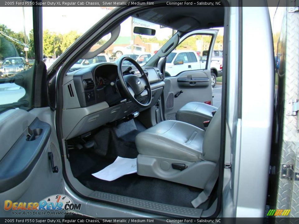 2005 Ford F550 Super Duty XL Regular Cab Chassis Silver Metallic / Medium Flint Photo #13