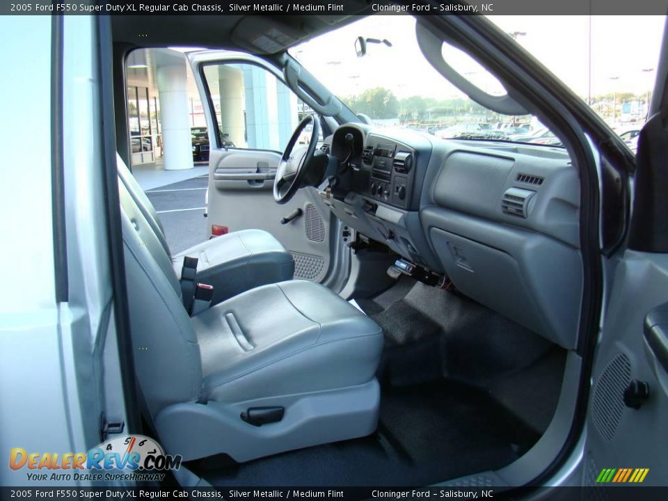 2005 Ford F550 Super Duty XL Regular Cab Chassis Silver Metallic / Medium Flint Photo #14
