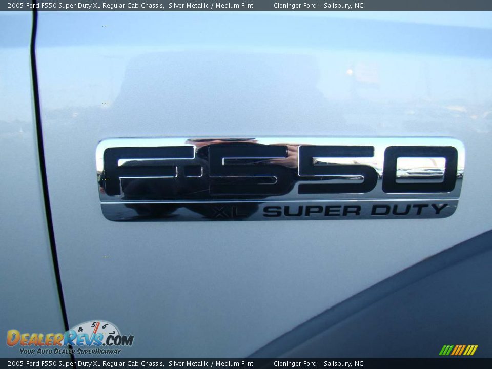 2005 Ford F550 Super Duty XL Regular Cab Chassis Silver Metallic / Medium Flint Photo #16