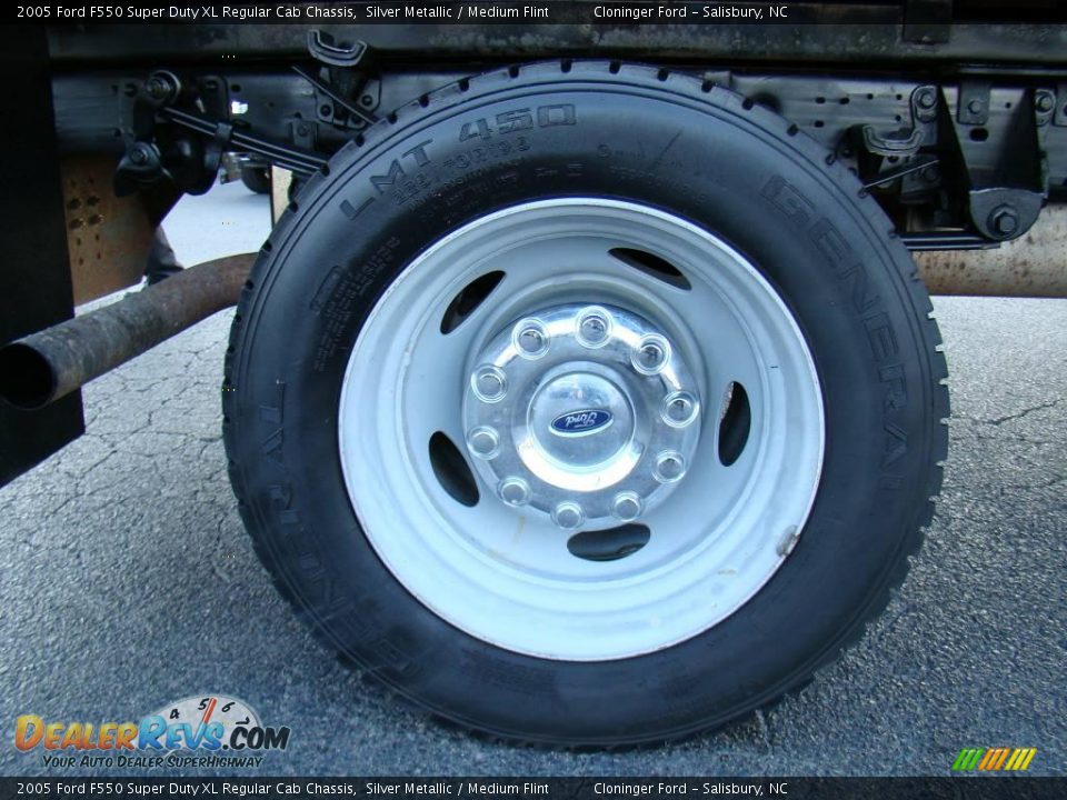 2005 Ford F550 Super Duty XL Regular Cab Chassis Silver Metallic / Medium Flint Photo #17