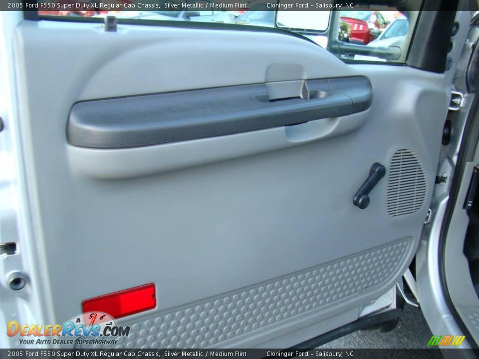 2005 Ford F550 Super Duty XL Regular Cab Chassis Silver Metallic / Medium Flint Photo #18