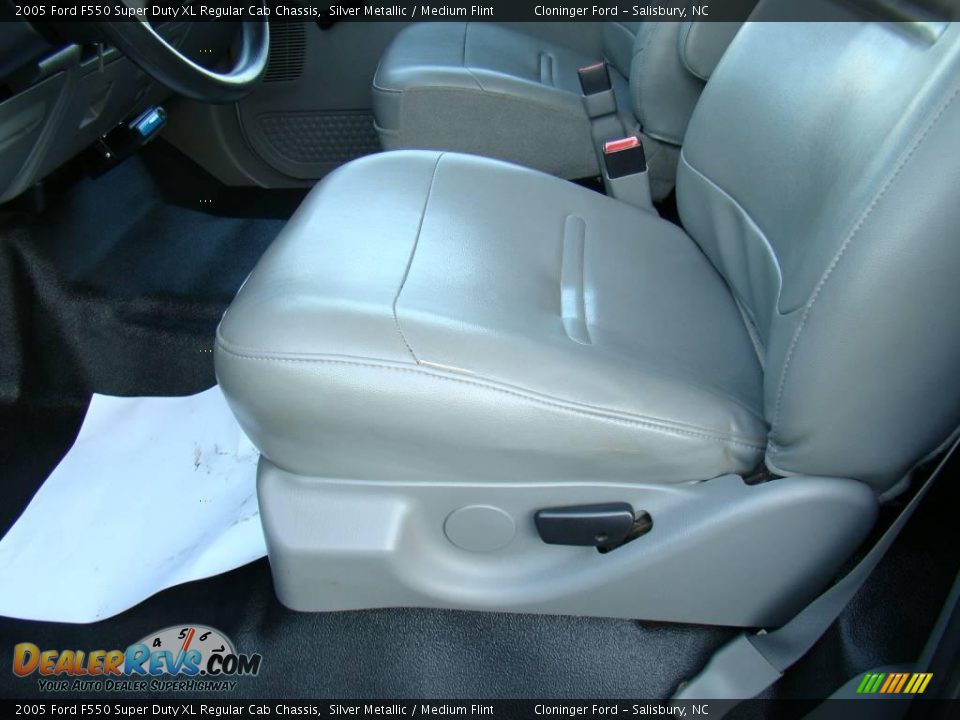 2005 Ford F550 Super Duty XL Regular Cab Chassis Silver Metallic / Medium Flint Photo #19
