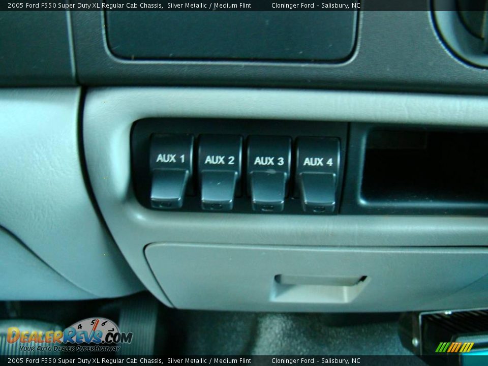 2005 Ford F550 Super Duty XL Regular Cab Chassis Silver Metallic / Medium Flint Photo #24