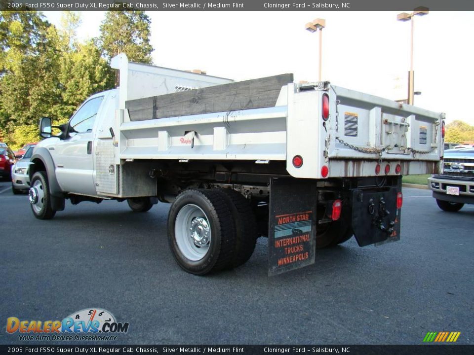 2005 Ford F550 Super Duty XL Regular Cab Chassis Silver Metallic / Medium Flint Photo #27