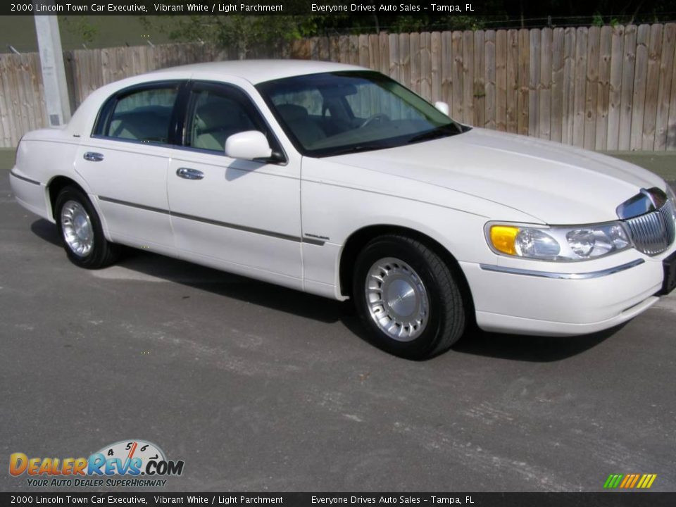 2000 Lincoln Town Car Executive Vibrant White / Light Parchment Photo #1