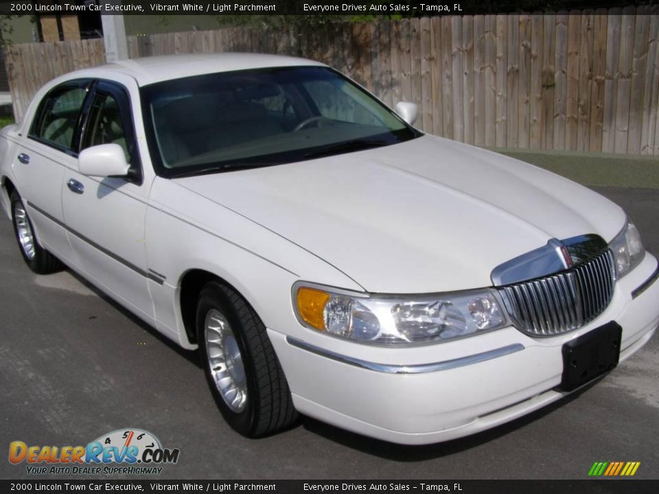 2000 Lincoln Town Car Executive Vibrant White / Light Parchment Photo #2